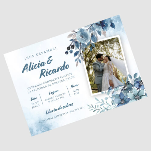 Invitación para boda con diseño floral azul e imagen de los novios